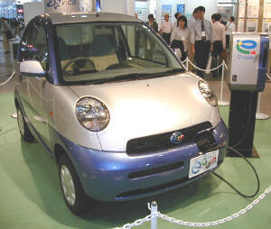 トヨタ自動車(株)は自社で利用している電気自動車を展示。駐車場予約などの管理システムにも対応している。モーターショウを控えることもあり、自動車メーカーのエレショー出展は珍しい