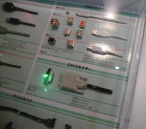 モレックスもミニUSBコネクターを展示。中央の大きなコネクターはモニター用のDVIコネクター 