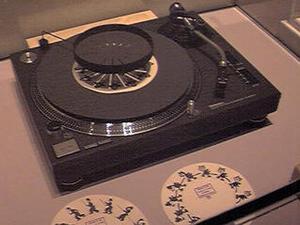 グラモフォン・シネマ(1910年頃)。驚き盤をレコードプレーヤーを利用して見るというアイデア装置だ 
