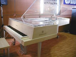  坂本龍一氏が先日のオペラライブで使用した特別仕様ピアノ。自動演奏、演奏記録の精度を高密度に高めている   