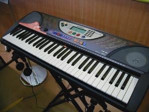  ビギナー用のオールインワンミュージックキーボード。弾くべき鍵盤が光るのは最近のトレンド 