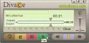 Divaceはシンプルなインターフェースを持つ。下側のボタンは左から、リピート(選択範囲の繰り返し再生)、リキャップ(特定フレーズのみの再生)、スピーチ(フレーズに合わせて生徒が発音などを録音する)、再生ボタンと並んでいる