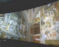 『オクタフォニック・リアリティセンタ』の特別公開実験で紹介された、アーチ型大スクリーンを利用した3Dグラフィックス映像のデモンストレーション