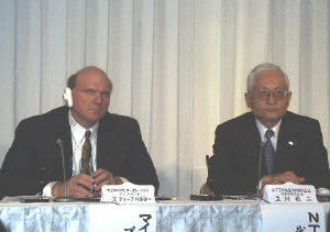 NTTドコモ代表取締役社長の立川敬二氏(右)と、米マイクロソフトプレジデントのSteve Ballmer氏(左) 