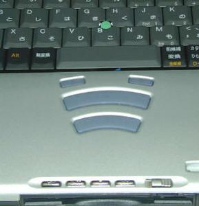 アキュポイントIIの採用により、スペースキーの真下に2つのキーが追加された。手前に並んだ5つのボタンはCD/DVD操作ボタン、右端の電源ボタンはスライド式になっている。 