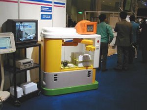  病院内での食事を運ぶロボット。安川電機   