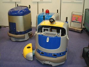  ビル内の清掃や警備を行なうロボット。エレベーターを使って移動することもできる。富士重工製   