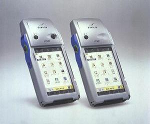 デジタルカメラ搭載モデルの『Locatio-M』(左)と『Locatio-S』(右) 