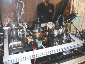 さまざまな工作機械を組み合わせたマイクロファクトリー。中央の銅色の部分が部品の搬送装置 