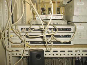  PowerMacの左側にヤマハのルーターが3台ある。村域内、上流用、バックアップ用のポートを割り付けてある