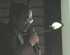  京都在住の建築家、山口隆氏。日没後、暮れゆく本堂内にビデオ映像を流しつつ、レクチャーを行なった