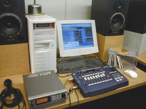  U-8を中心にしたシステム。操作はすべてU-8本体でできるため、キーボードやマウスはほとんど使うことはない。MIDI音源やキーボード、ギター、マイクなどを接続して録音する 