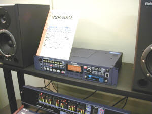  VSR-880は8チャンネル対応のデジタルレコーダー。ラックマウントタイプは同社では初めて。フロント右下にHDDを内蔵する   