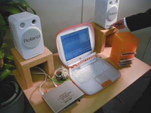  展示会場にはiBookも展示された。ローランドはMacintosh対応製品も精力的に発売している 