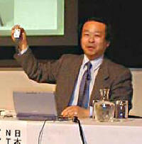 腕時計型PHSを披露する、NTTサイバーソリューション研究所の小川氏