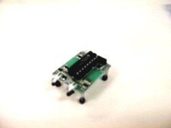 制御回路。ワンチッププロセッサーはPIC16F84を採用。前面に2つ、底面に4つの赤外線センサーがある