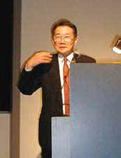 “ウェアラブル”について熱く語る石井氏。各種講演会でも、ウェアラブルコンピューター用ベストを着用して登壇することが多い