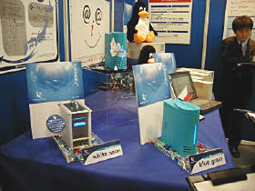 (株)アクアリウム・コンピューターは、9月のLinux World Expoで発表した、Linux搭載の小型サーバー『blue grass』を展示。左側の白い『white neon』はblue grassのプロトタイプ