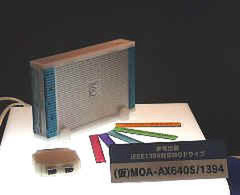 『MOA-AX64OS/1394(仮)』。本体は半透明で、ボンダイブルーのカラー部分は取り外し可能。取り替え用のカラーパーツ5つ(iMacカラー5色)が付属する 