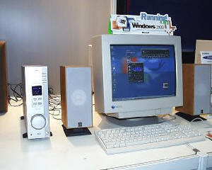 ヤマハ(株)は、USB対応のマルチメディアアンプ『RP-U100』(価格6万円)を展示(写真左)。インストールドライバーをWindows 2000に対応させたもので、本体の仕様等は既存製品と同じ。ドライバーのアップデート提供については、2000年2月のWindows 2000の製品発売以降、ユーザーの要望が多ければ検討するとしている 