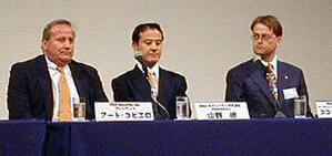 社名変更を発表する米本社のコビエロ社長(左)、山野社長(中央)、米本社のシュネル副社長 