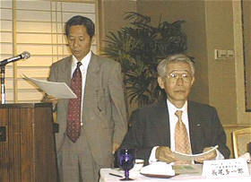 ディエスシー代表取締役社長の青山直氏(左)と、ネットマークス代表取締役社長の長尾多一郎氏(右)。 