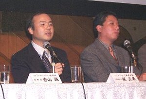 ソフトバンク代表取締役社長の孫正義氏(左)、向谷実氏(右)