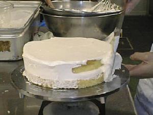 さらにスポンジをのせ、生クリームでコーティング。メロウガーデンのケーキの多くは、グランマニエを使用し、香りを出している