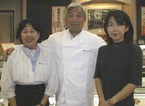 藤村さんご一家。会長夫人の道子さん(左)、会長の雅夫さん(中央)、社長の直子さん(右)