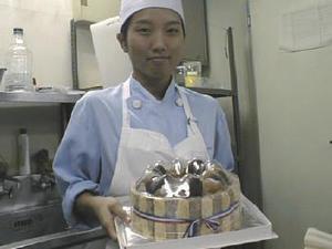 メロウガーデンで働く職人さん。藤村会長いわく「なかなか手つきがいい」とか。早い人で、専門学校卒業後、売り場1年、厨房1年、焼き(釜でお菓子を焼く)1年で、一人前になれるそうだ