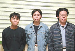 京都大学 NewWillowFieldチーム。(写真左から新 康隆君、柳沢 弘揮君、荻野 哲夫君) 