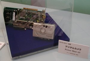 デジタルカメラにも組み込みOSが採用されている。写真はキヤノンのPowerShot AS。左が開発用ボード。DOS互換のROM-DOSが搭載されている 