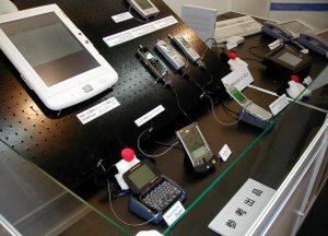 サンのブースでは携帯電話やPDAなど、JAVAを搭載した試作品が数多く出品されていた 