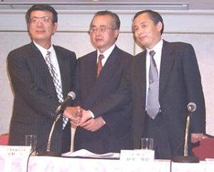 会見に出席した日本オラクルの佐野力社長、NECの金杉明信常務取締役、日本HPの飯塚雅樹取締役(左から)