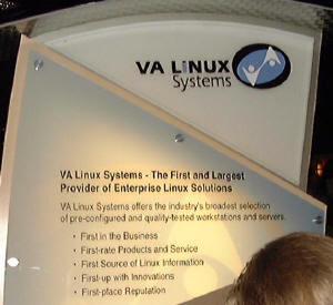 “Enterprise Linux Solutions”を前面に押し出しているVA LiNUX Systems。Linuxをハードと一体にして売るのが得意。エンドユーザーが、ネットワークの中からソフトを集めてきて自分で組み上げる、といった使い方だけではなくなっているのだ
