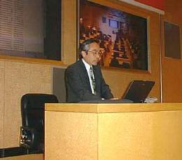 平松氏は自らパソコンを操りながら、情報セキュリティーについての警告と提言を行なった