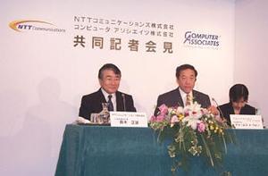 左からNTT Comの鈴木代表取締役社長、CA会長兼CEOのチャールズ・B・ウォン氏