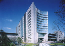 会場となったNTT武蔵野研究所開発センター本館。NTTオープン・ラボの研究成果も展示されている