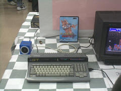 MSX2以上対応のシューティングゲーム『Pleasure Hearts』。横のスピーカーは、プリンターポートに接続する外付けの『+PCM』だ