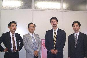 SiteFinderの開発やマーケティングに携わるメンバー。左から、下島健彦氏、古関義幸氏、高野元氏、中村傑氏