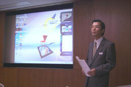 情報システム事業本部 パソコン事業部 副事業部長 名井哲夫氏は、このようなパソコンとテレビが融合したことによる同製品ならではの機能をあげて「テレビの新しい楽しみ方を提案したい」と語った