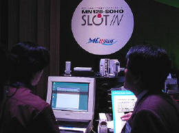 ダイヤルアップルーター『MN128-SOHO Slotin』のデモ。背面のPCカードスロットにワイヤレスLANカードを装着することでワイヤレスネットワークが構築できる 