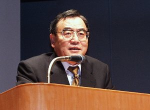 C&Cユーザーフォーラム 1999にて基調講演を行なう、日本電気社長の西垣浩司氏