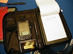 武藤工業(株)が開発した、携帯電子メモパッド『Decrio(デクリオ)』。右のノートに書いた内容がWorkPadに手書きメモとして取り込まれる仕組み。今週末に出荷が開始されるという