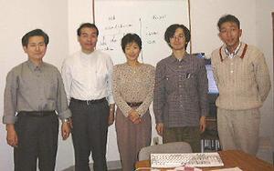アジアリンクスの岡本氏(中央)と視察団。岡本さんの向かって右が、本稿著者の伊藤博氏