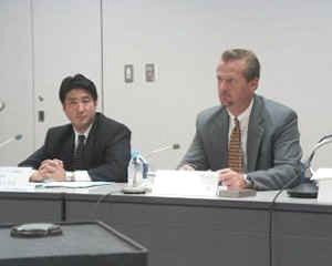Glenn Inoue社長(左)と、米デジタルアイランド社のインターナショナルマネージングディレクターであるSteve Elston(スティーブ・エルストン)氏(右)