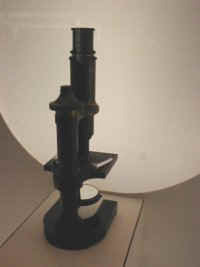 オリンパスの歴史はここから始まった。同社の前身、高千穂製作所が手掛けた国産初の光学顕微鏡『旭号』 