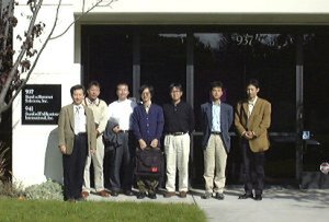 SISの社屋の前で。向かって右から3番目が杉本氏、同じく4番目が本稿の著者の伊藤氏。晩秋といいながら、カリフォルニアは暖かい