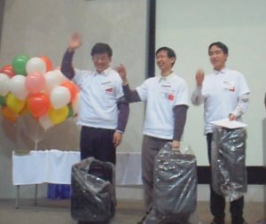 今回優勝したTsinghua大学のメンバーには、国際大会出場用にと副賞で旅行カバンが贈られた。会場でのパーティーのあと、参加者たちは京都見学ツアーへと出かけた 