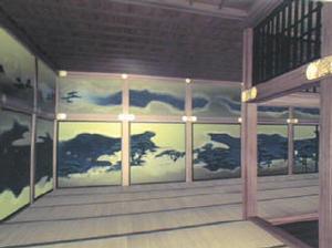 おなじみの松の廊下。浅野内匠頭の吉良上野介に対する刃傷事件(1701年)があったところ。金箔でかかれた雲海の中に、松や鳥、水面といったモチーフが浮かんでいる 